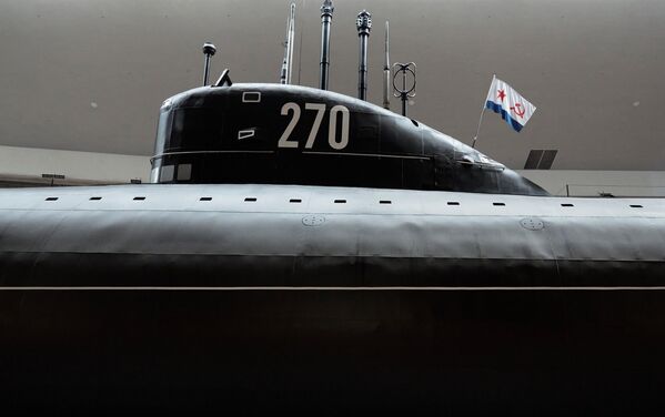 El traslado del submarino nuclear fue una tarea inédita.  La nave se partió en dos y luego se soldó de nuevo para que pudiera pasar por las estrechas calles de la antigua Kronstadt. - Sputnik Mundo
