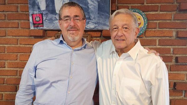 El presidente electo de Guatemala, Bernardo Arévalo, y el mandatario mexicano Andrés Manuel López Obrador. - Sputnik Mundo