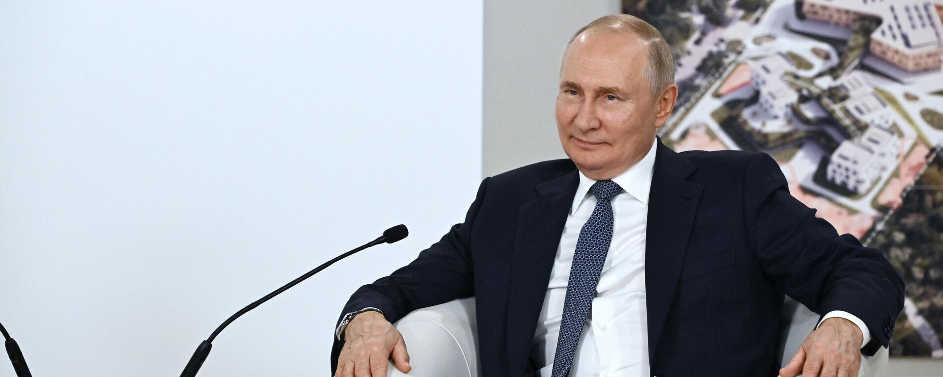 Vladímir Putin, el presidente ruso, visita el Liceo Presidencial de Sirio, Sochi, el 4 de octubre de 2023  - Sputnik Mundo, 1920, 04.10.2023