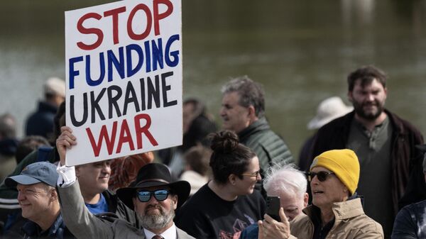 Manifestantes se reúnen durante una concentración contra el suministro de armas a Ucrania, en el Lincoln Memorial de Washington, DC, el 19 de febrero de 2023  - Sputnik Mundo