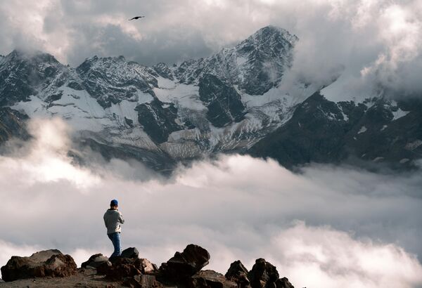 La montaña más alta de Rusia, el Elbrus (Cáucaso), recibió los votos del 28% de los usuarios.En la foto: la vertiente oriental del Elbrus a unos 4.000 metros, el glaciar Garabashi y una vista a la cordillera del Gran Cáucaso en la república de Kabardino-Balkaria. - Sputnik Mundo