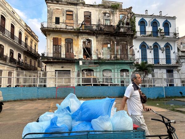 La Habana Vieja es Patrimonio Mundial de la UNESCO desde 1982. A pesar de los esfuerzos de las autoridades locales por reparar y restaurar el centro histórico, muchos edificios siguen en estado ruinoso.En la foto: la fachada es lo único que queda en pie tras el derrumbe del edificio.  - Sputnik Mundo
