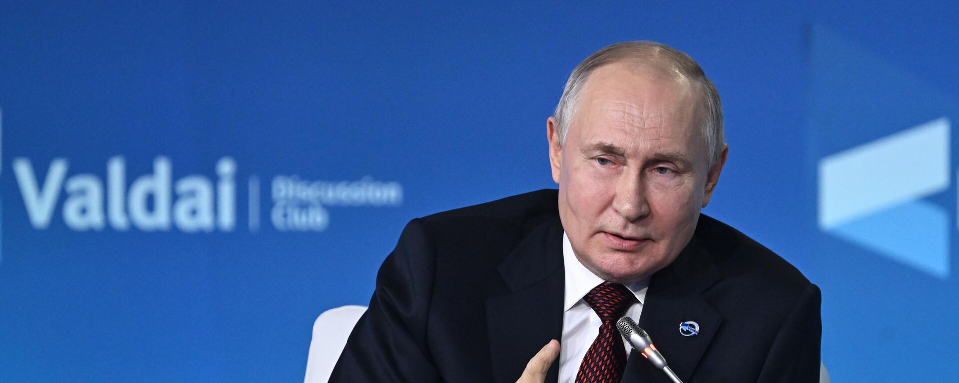 Vladímir Putin, el Presidente ruso, interviene en la sesión plenaria de la 20ª Reunión Anual del Club Internacional de Debate Valdái  - Sputnik Mundo, 1920, 05.10.2023
