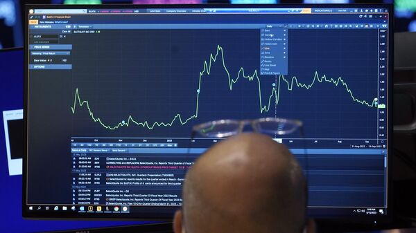 Un operador mira su pantalla en la Bolsa de Nueva York - Sputnik Mundo