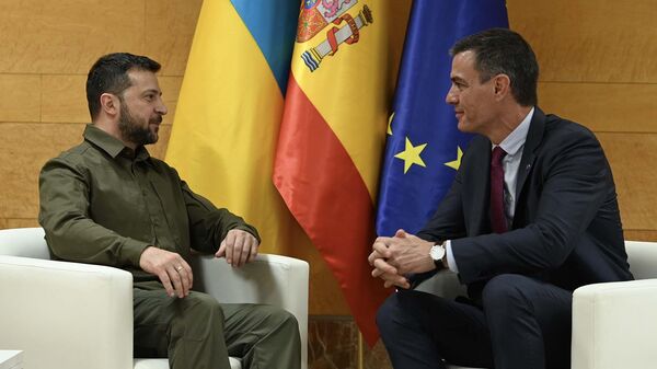 El presidente del Gobierno español, Pedro Sánchez, y el presidente de Ucrania, Volodímir Zelenski, durante la reunión de la Comunidad Política Europea - Sputnik Mundo