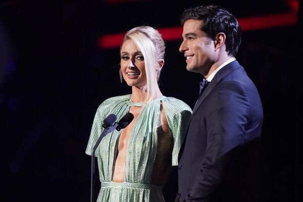 Los presentadores Paris Hilton (izquierda) y Danilo Carrera anuncian que la cantante Karol G ha sido galardonada con el Premio Billboard Espíritu de Esperanza. - Sputnik Mundo