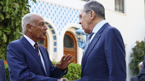 El ministro de Asuntos Exteriores ruso, Serguéi Lavrov, y el secretario general de la Liga Árabe, Ahmed Aboul Gheit - Sputnik Mundo