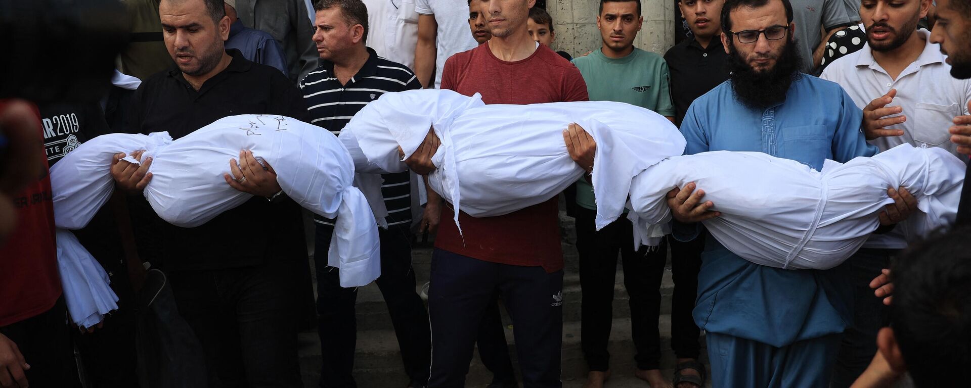 Familiares llevan los cuerpos de los niños de la familia Abu Quta que murieron en los ataques israelíes contra la ciudad palestina de Rafah, en el sur de la Franja de Gaza, durante su funeral el 8 de octubre de 2023. - Sputnik Mundo, 1920, 16.10.2023