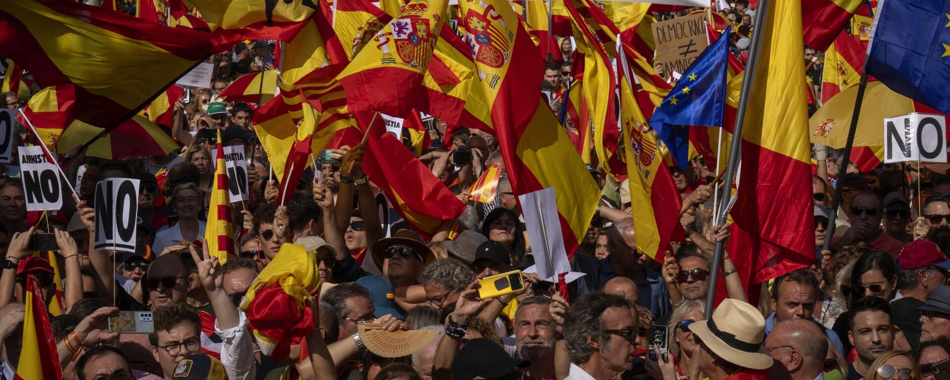 Protestas contra la amnistía del líder independentista catalán [Carles] Puigdemont, en Barcelona, España, el 8 de octubre de 2023 - Sputnik Mundo, 1920, 09.03.2024