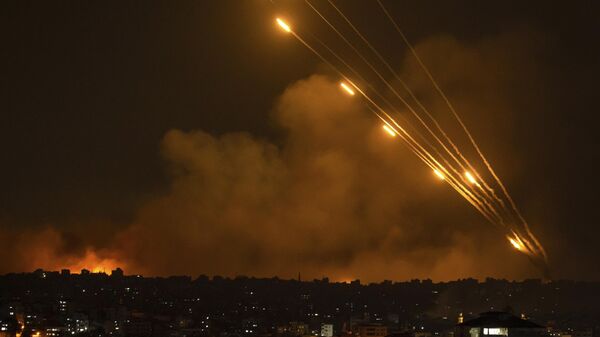Misiles lanzados desde Israel contra la Franja de Gaza - Sputnik Mundo