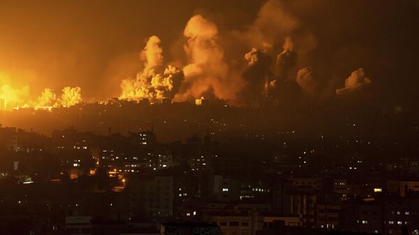 Bombardeo de edificios en la ciudad palestina de Gaza - Sputnik Mundo