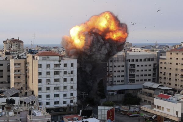 Siete centros de mando de Hamás y un centro de mando de la Yihad Islámica fueron atacados.En la foto: consecuencias de un ataque aéreo israelí contra el edificio del Banco Nacional en la ciudad de Gaza. - Sputnik Mundo