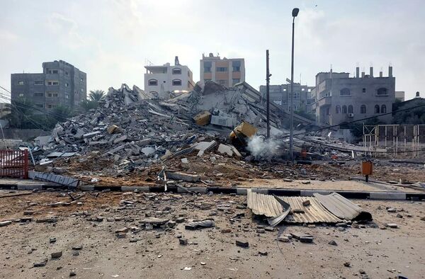 Las FDI también atacaron edificios altos, uno de los cuales albergaba la residencia del secretario de Hamás, Ruhi Mashtaa.En la foto: consecuencias de un ataque aéreo israelí en la ciudad de Gaza. - Sputnik Mundo