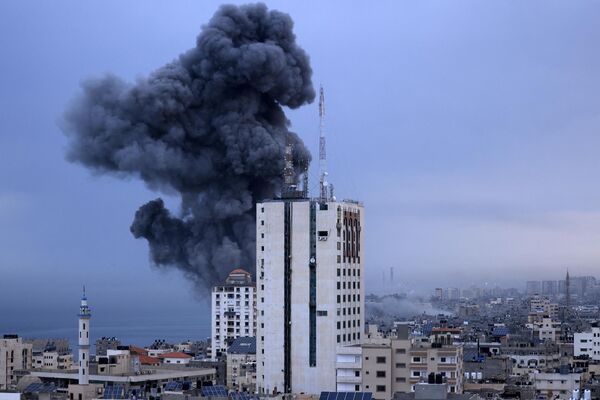 Según la parte israelí, también fue atacado un edificio que albergaba a militantes de la Yihad Islámica.En la foto: consecuencias de un ataque aéreo israelí contra la ciudad de Gaza. - Sputnik Mundo