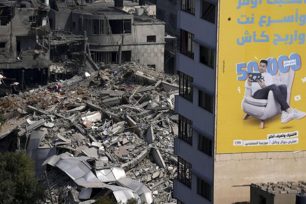 El Ejército israelí respondió anunciando el lanzamiento de la operación Espadas de Hierro contra Hamás en la Franja de Gaza.En la foto: un edificio de varias plantas en la ciudad de Gaza destruido por un ataque israelí. - Sputnik Mundo