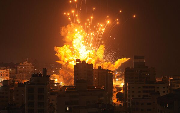 Según datos preliminares, el número de muertos en Israel como consecuencia de la escalada del conflicto palestino-israelí ha superado los 700, con más de 2.000 heridos. Más de 100 militares y civiles israelíes están retenidos en la Franja de Gaza.En la foto: la explosión de un misil israelí en la ciudad de Gaza. - Sputnik Mundo