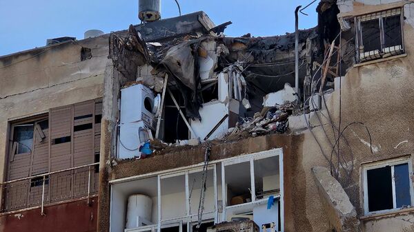 Un edificio dañado por los ataques con cohetes contra Tel Aviv. - Sputnik Mundo