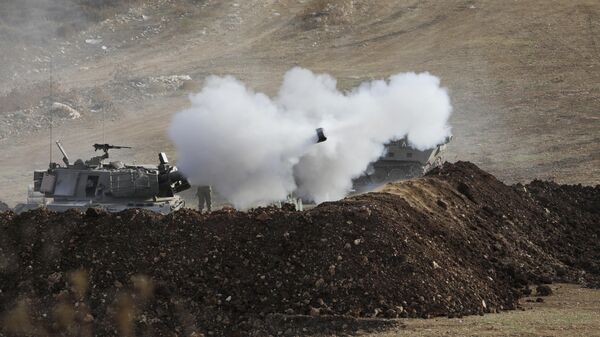 La artillería israelí responde con fuego a un ataque desde el Líbano - Sputnik Mundo
