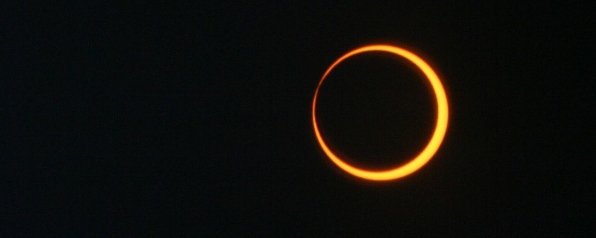 La Luna se interpone entre el Sol y la Tierra y genera un efecto visual de anillo. - Sputnik Mundo, 1920, 10.10.2023