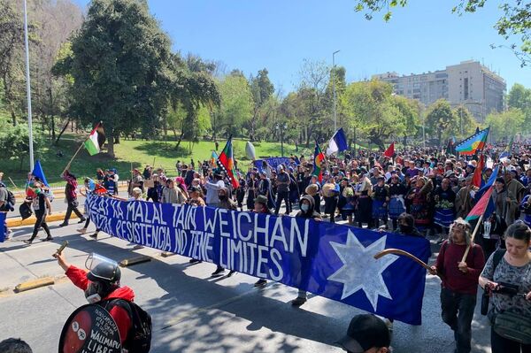 Marcha mapuche por el Día de la resistencia de los pueblos originarios en Chile - Sputnik Mundo