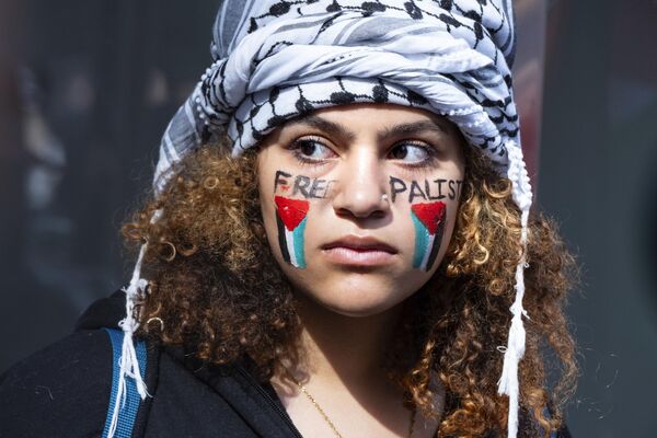 Una partidaria palestina ante el Consulado israelí en Nueva York. - Sputnik Mundo