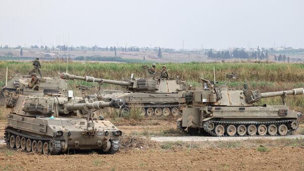 Soldados del Ejército israelí se colocan con sus vehículos blindados cerca de la frontera con la Franja de Gaza, en el sur de Israel, el 9 de octubre de 2023.  - Sputnik Mundo
