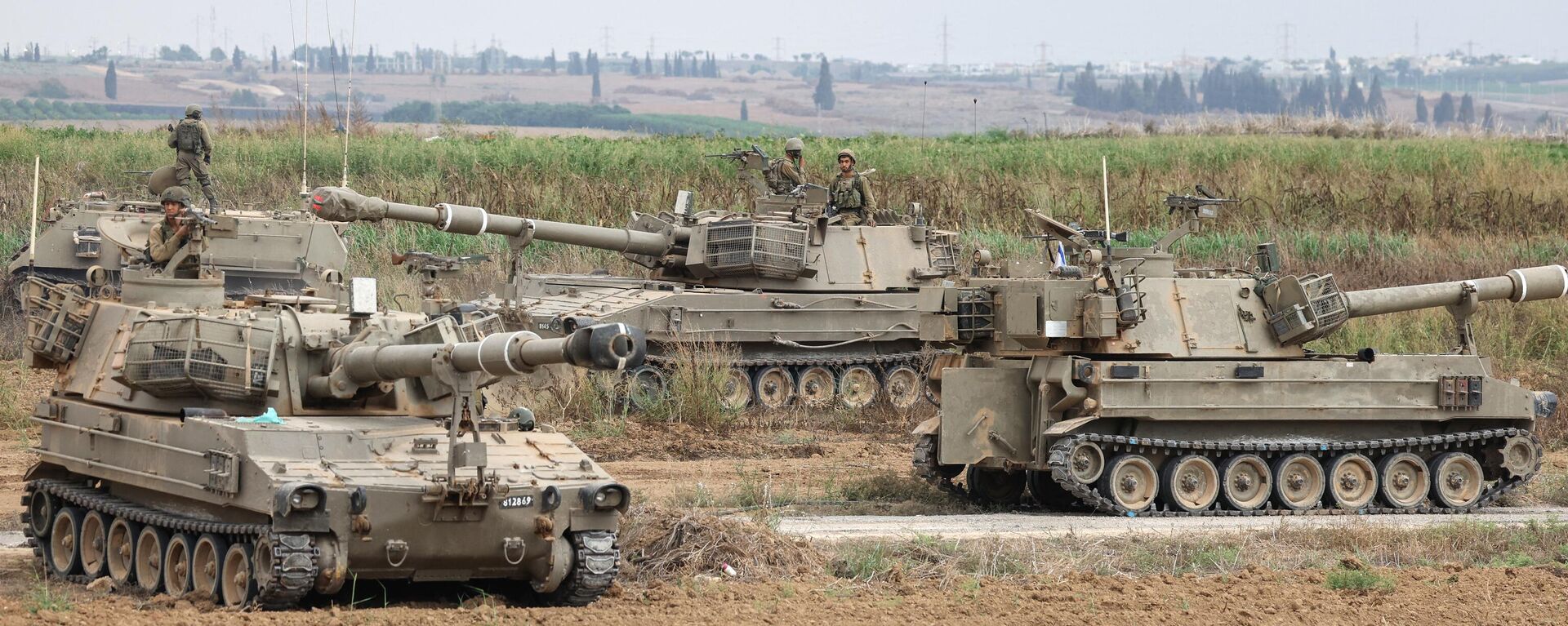 Soldados del Ejército israelí se colocan con sus vehículos blindados cerca de la frontera con la Franja de Gaza, en el sur de Israel, el 9 de octubre de 2023.  - Sputnik Mundo, 1920, 14.10.2023