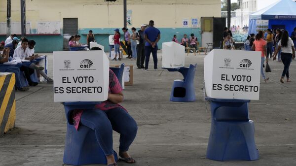 Un votante marca su papeleta en Ecuador durante las elecciones anticipadas - Sputnik Mundo