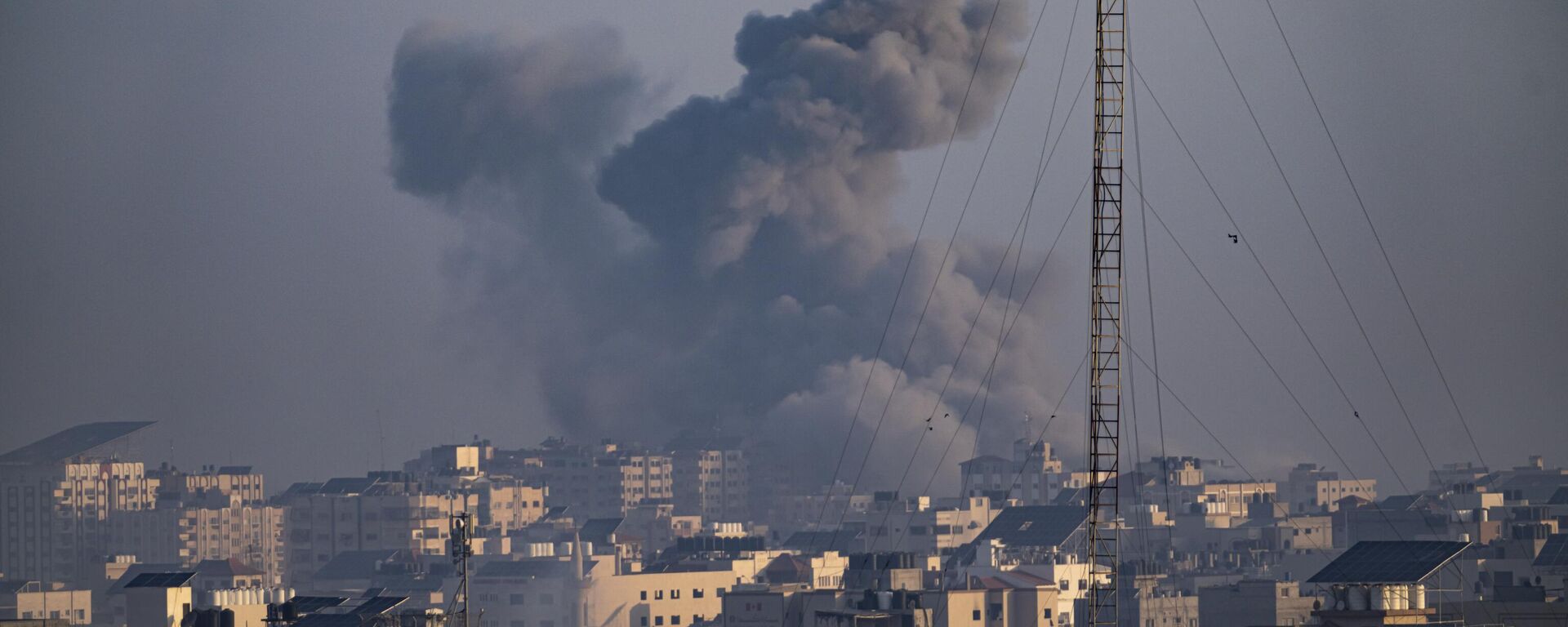 Se levanta humo tras un ataque aéreo israelí en la ciudad de Gaza - Sputnik Mundo, 1920, 16.10.2023