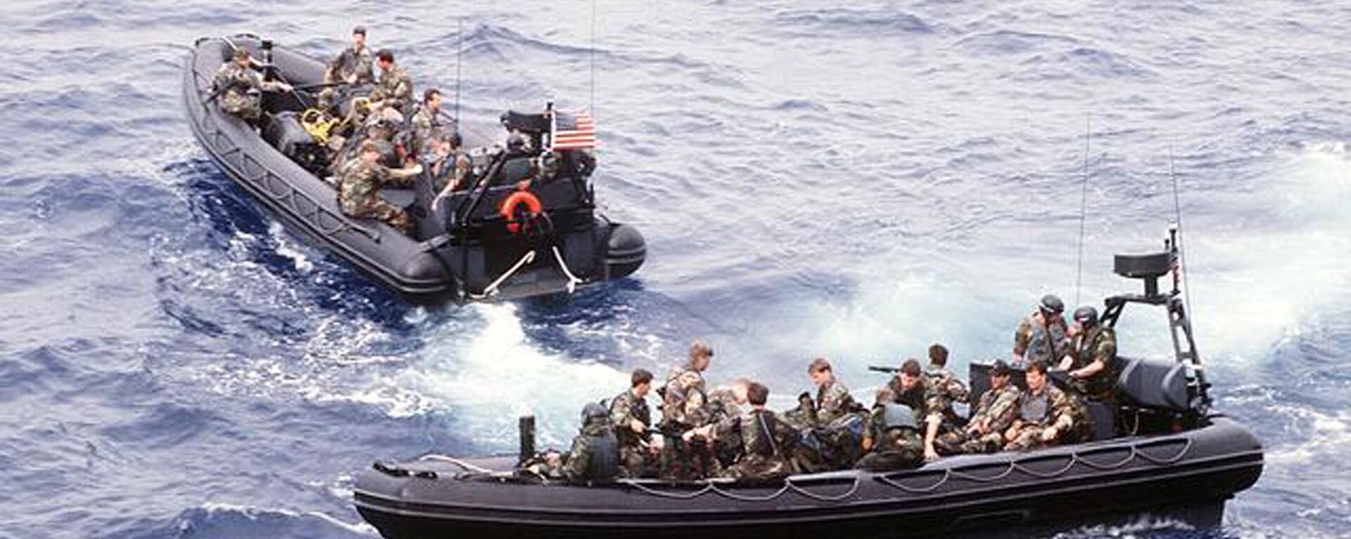 Miembros de un grupo de mar-aire-tierra SEAL de la Armada de EEUU que se dirigen a una misión. - Sputnik Mundo, 1920, 12.10.2023