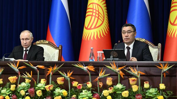 El presidente ruso, Vladímir Putin, con su homólogo kirguís, Sadir Zhapárov, el 12 de octubre, 2023 - Sputnik Mundo