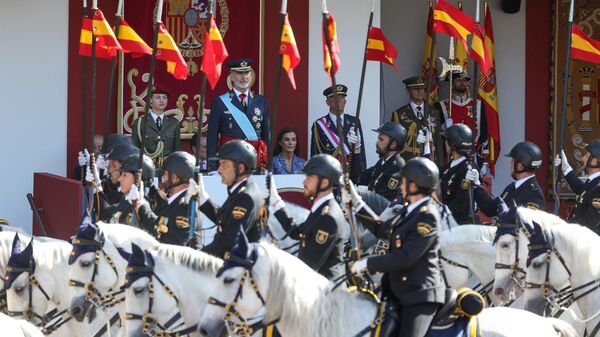 Члены королевской семьи во время военного парада в честь Национального дня Испании в Мадриде - Sputnik Mundo
