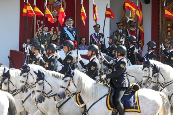 El 12 de octubre fue declarado Fiesta Nacional por la Ley 18/1987 en 1987. En la capital española, este día se celebra un desfile militar en la Plaza de Colón y los religiosos llevan flores a la Virgen del Pilar. - Sputnik Mundo