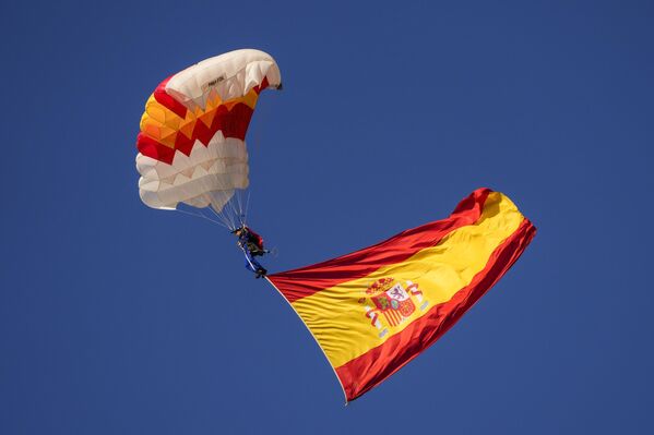 Un paracaidista con la bandera nacional española en el desfile militar por el Día de la Hispanidad. - Sputnik Mundo