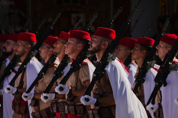 Participantes en el desfile de la Fiesta Nacional de España. - Sputnik Mundo