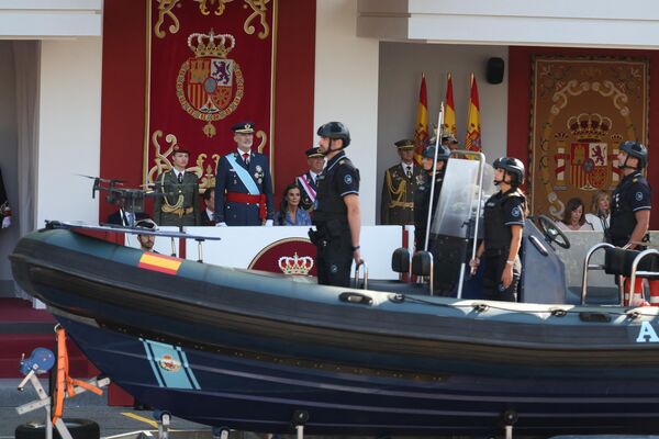 La Fiesta Nacional de España es una de las fiestas más importantes y veneradas del país.En la foto: miembros de la familia real asisten al desfile militar. - Sputnik Mundo