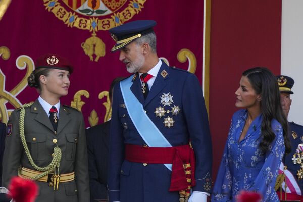 La princesa Leonor, el rey Felipe VI y la reina Letizia en el desfile militar por la Fiesta Nacional de España en Madrid. - Sputnik Mundo