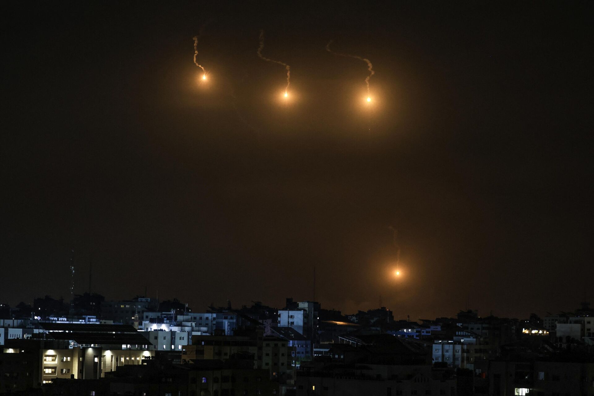 El Ejército israelí lanza bengalas sobre la Franja de Gaza el 7 de octubre de 2023.  - Sputnik Mundo, 1920, 13.10.2023