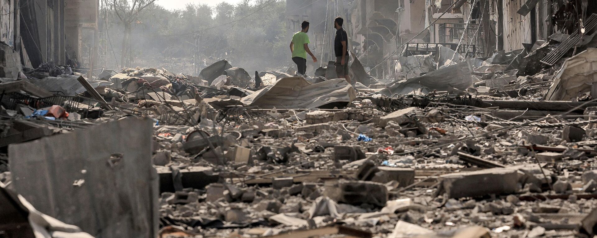 Varios hombres entre los escombros y la destrucción en Gaza, el 11 de octubre de 2023, en el quinto día de combates entre el movimiento islamista palestino Hamás e Israel.  - Sputnik Mundo, 1920, 13.10.2023