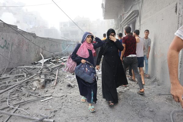 Más de 2.500 viviendas de Gaza han quedado destruidas o dañadas hasta el punto de ser inhabitables como consecuencia de los bombardeos israelíes. Al menos 88 centros educativos han sido bombardeados. - Sputnik Mundo