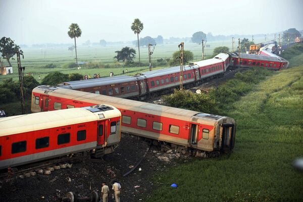 Vagones descarrilados del North East Express que viajaba de Nueva Delhi al estado de Assam, cerca de la estación de ferrocarril de Raghunathpur, en el estado de Bihar, la India. - Sputnik Mundo