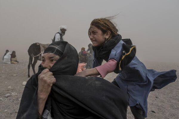 Una mujer y una niña son rescatadas de una tormenta de arena tras un fuerte terremoto en la provincia de Herat, Afganistán. - Sputnik Mundo