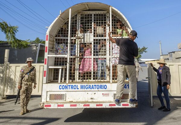 Haitianos esperan su deportación en un camión de la Policía en el puente fronterizo entre Dajabón, República Dominicana, y Haití. - Sputnik Mundo