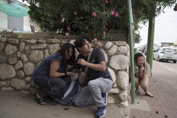 Unas personas se refugian de los bombardeos desde la Franja de Gaza en Ascalón, en el sur de Israel. - Sputnik Mundo