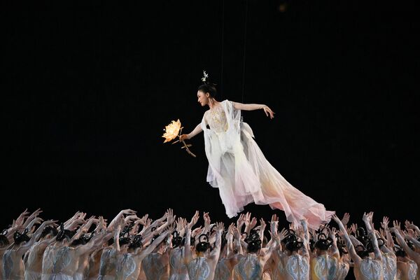 Artistas presentándose en la ceremonia de clausura de los XIX Juegos Asiáticos en Hangzhou, China. - Sputnik Mundo