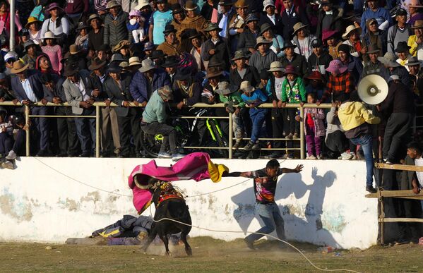 Un torero aficionado actúa en un festival en honor a la Virgen del Rosario en el pueblo andino de Huarina, Bolivia. - Sputnik Mundo