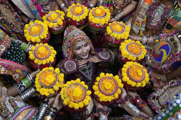 Mujeres con trajes nacionales ensayan la danza tradicional Garba del estado de Gujarat antes del festival Navratri en Ahmedabad, la India. - Sputnik Mundo
