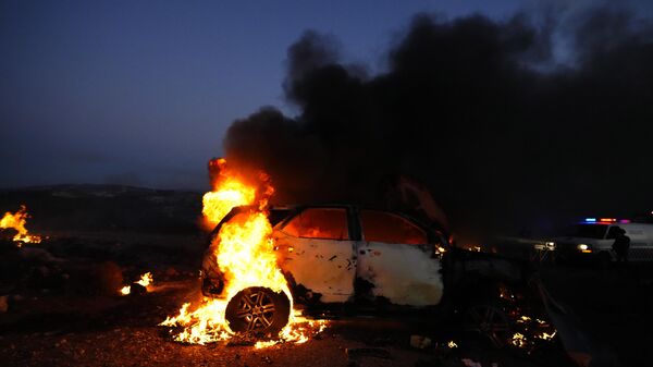 El automóvil de un periodista arde tras ser alcanzado por un bombardeo israelí, en la localidad fronteriza con Israel de Alma al-Shaab, en el sur del Líbano, el 13 de octubre - Sputnik Mundo