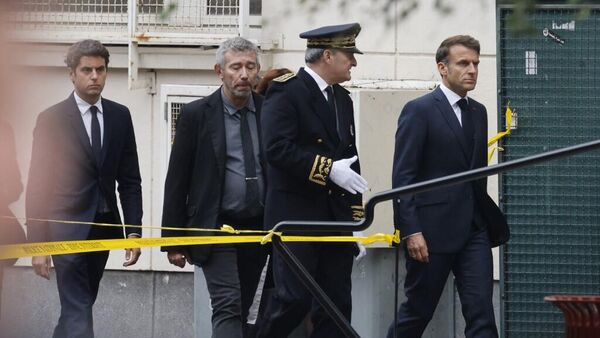El presidente francés, Emmanuel Macron, visitó el lugar en donde se produjo el ataque  - Sputnik Mundo