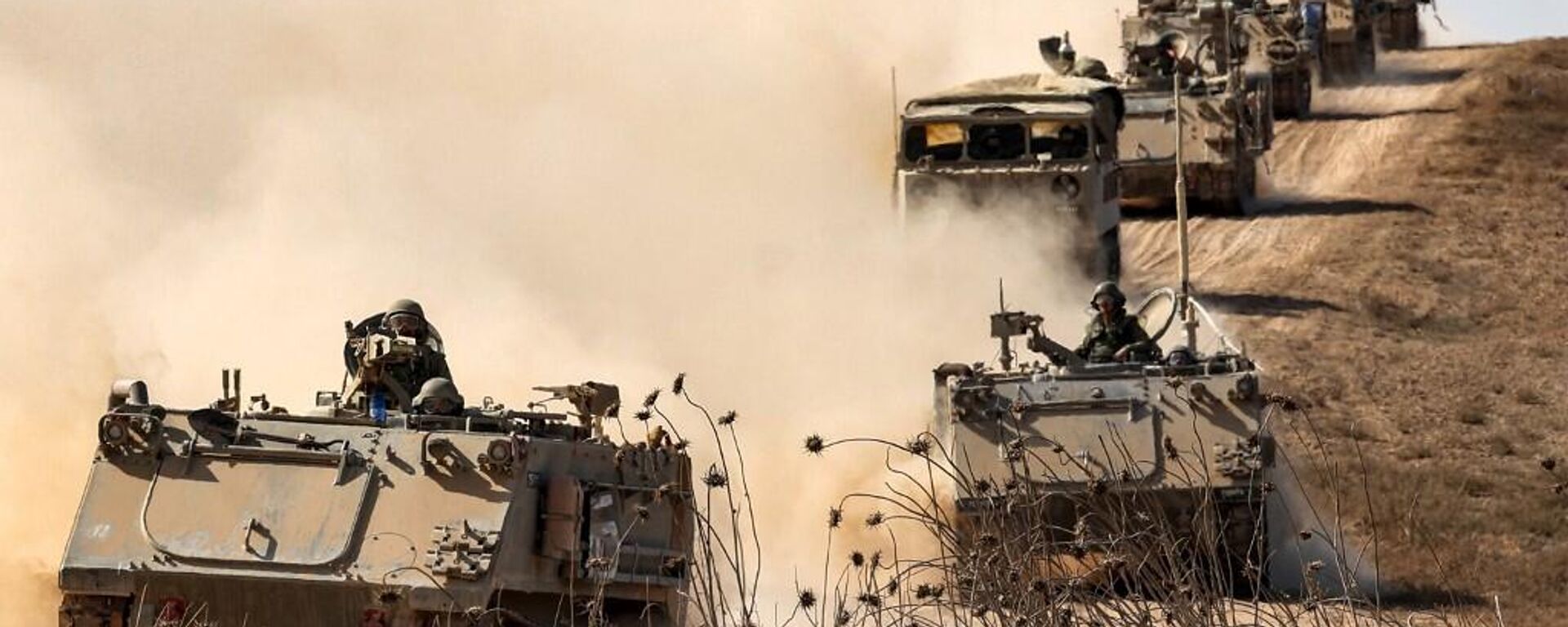 Vehículos de combate de infantería del Ejército israelí se despliegan a lo largo de la frontera con la Franja de Gaza, en el sur de Israel, el 13 de octubre de 2023. - Sputnik Mundo, 1920, 15.10.2023